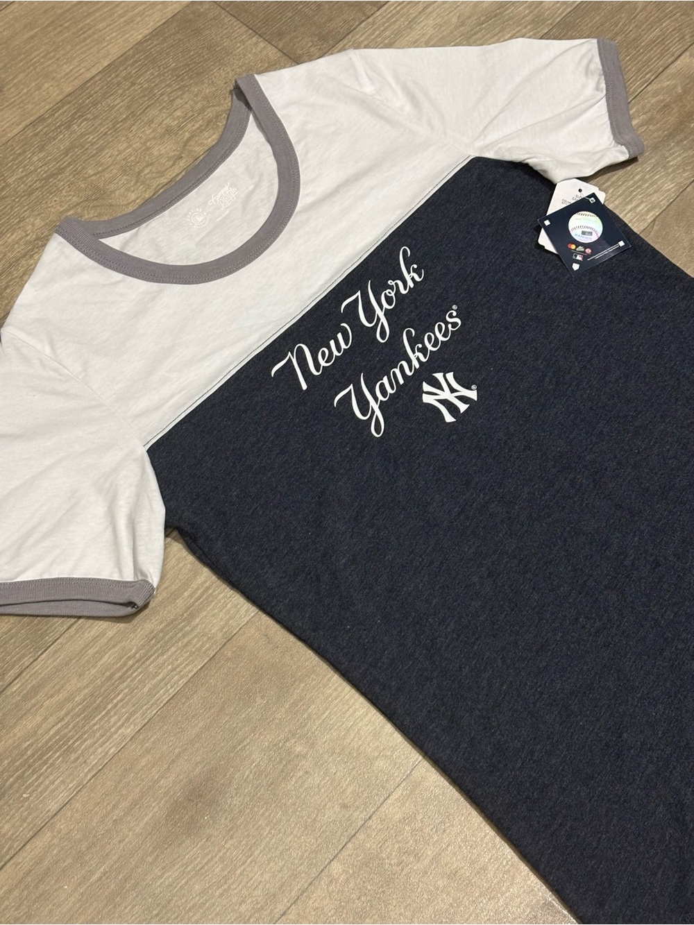 Genuine Merchandise MLB New York Yankees Women’s T-Shirt White/Gray Size S - Picture 3 of 11